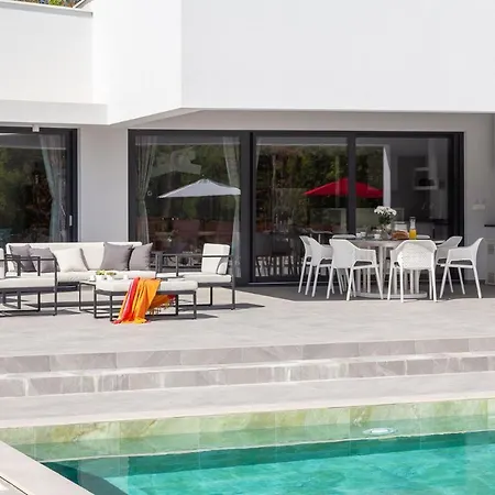 Vines, Modern Luxury In Serene Seclusion 빌라
