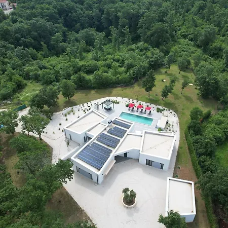 Vines, Modern Luxury In Serene Seclusion 빌라 *