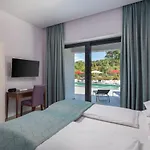 Villa Vines, Modern Luxury In Serene Seclusion *