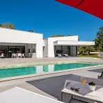 Villa Vines, Modern Luxury In Serene Seclusion Svetvinčenat
