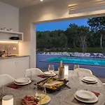 Villa Vines, Modern Luxury In Serene Seclusion *