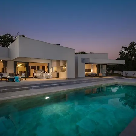 Vines, Modern Luxury In Serene Seclusion