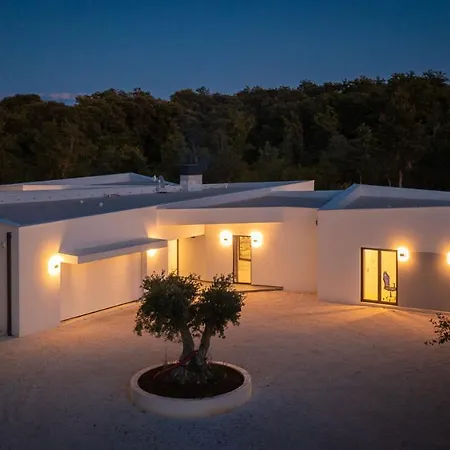 Villa Vines, Modern Luxury In Serene Seclusion *