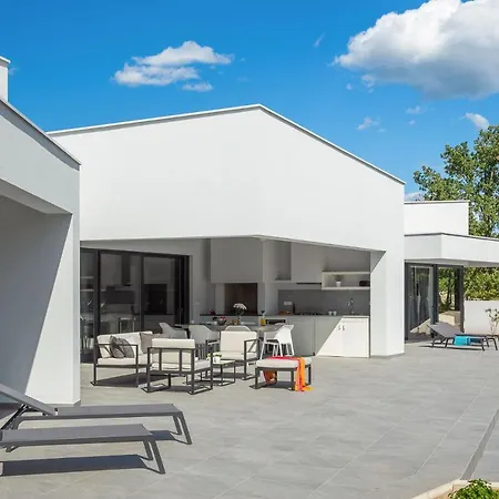 Villa Vines, Modern Luxury In Serene Seclusion