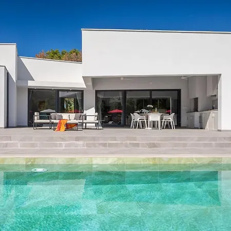 Vines, Modern Luxury In Serene Seclusion Villa Svetvinčenat