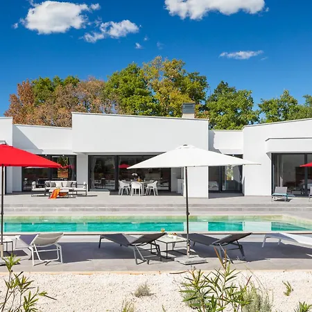 Villa Vines, Modern Luxury In Serene Seclusion *